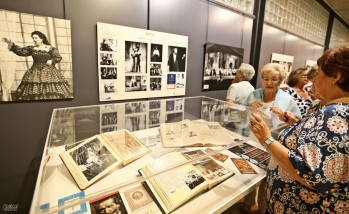 Artistas del antiguo Festival de &Oacute;pera asisten a la presentaci&oacute;n del DVD y la exposici&oacute;n de ADOC