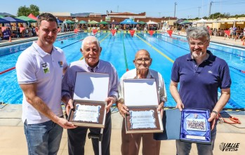 Vicente Cabanes y Jos&eacute; Navarro &ldquo;Pipona&rdquo; reciben un homenaje de la Federaci&oacute;n durante los Campeonatos Auton&oacute;micos de Nataci&oacute;n