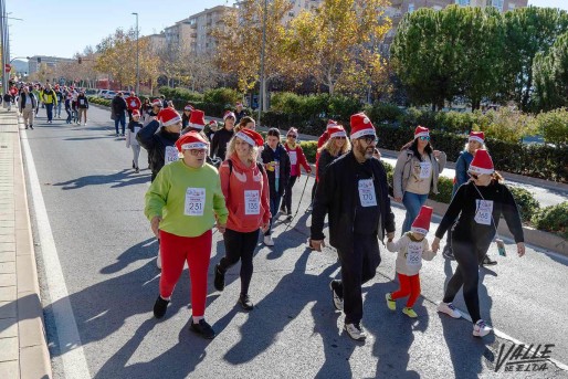 M&aacute;s de un centenar de personas participan en la primera marcha solidaria de Pap&aacute; Noel de la Falla Las 300