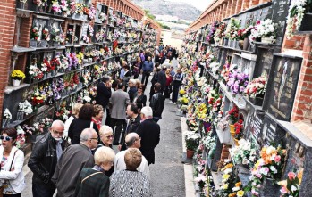 Los cementerios de Elda acogen a miles de personas en el D&iacute;a de Todos los Santos