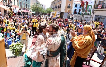 La Capitan&iacute;a Pirata sella su amor en Moros y Cristianos