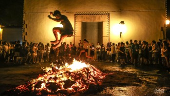 La tradicional &ldquo;Foguera de Sant Antoni&rdquo; re&uacute;ne a cientos de personas en Petrer