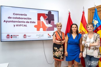 El Ayuntamiento renueva el convenio con AVECAL para acercar el calzado a la juventud