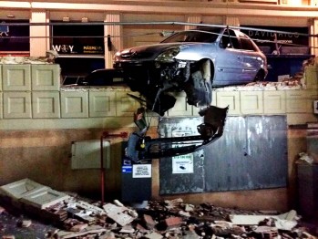 Un coche se estrella contra el muro de la plaza del Zapatero