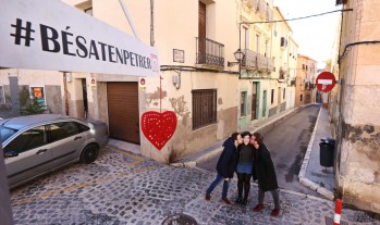 "B&eacute;sate en Petrer" por San Valent&iacute;n