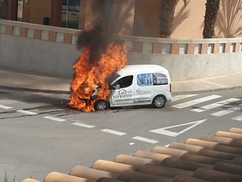 Incendio de una furgoneta en Elda