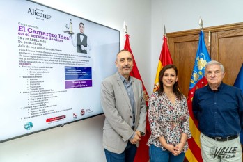 Un curso para servir el vino dirigido a los camareros de Elda