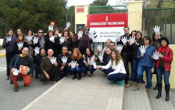 Los profesores de la EOI contin&uacute;an concentr&aacute;ndose contra "la docencia de cinco grupos" 