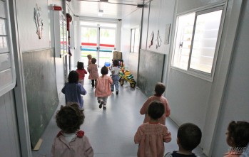La mitad de familias de Santa Infancia no llevan a sus hijos a clase por las goteras de las aulas prefabricadas 