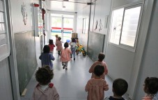 La mitad de familias de Santa Infancia no llevan a sus hijos a clase por las goteras de las aulas prefabricadas 