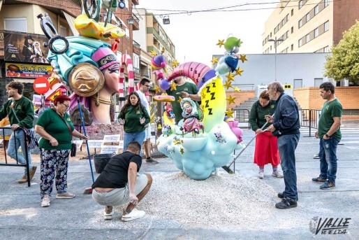 La Falla Infantil de Trinquete sufre una ca&iacute;da debido al viento
