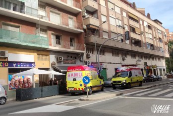Cortan la avenida de Chap&iacute; mientras atienden a un hombre tras sufrir un desvanecimiento en un bar