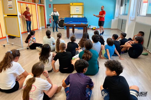 Los alumnos del colegio Pintor Sorolla aprenden a jugar al billar