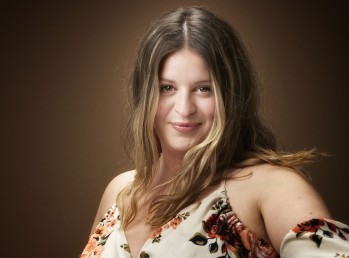 La actriz eldense Rosana Monz&oacute; triunfa en redes con su serie "Mucha mierda, chavales"