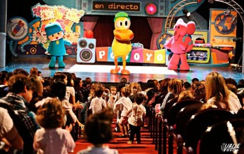 Cientos de ni&ntilde;os asisten a la gran fiesta de los Lunnis en el Teatro Castelar