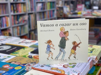 "Vamos a cazar a un oso" de Michael Rosen con ilustraciones de Helen Oxenbury