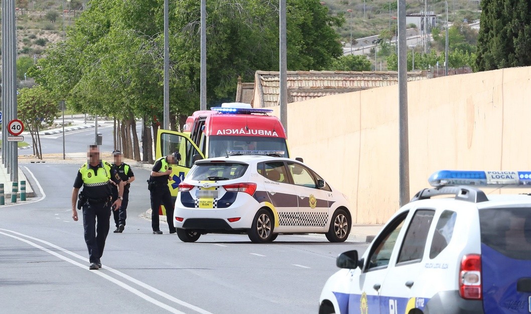 Muere un motorista en Elda tras sufrir un desvanecimiento en la avenida de la Libertad Muere un motorista en Elda tras sufrir un desvanecimiento en la avenida de la Libertad