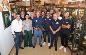 Veciana don&oacute; al Museo del Calzado las botas que llev&oacute; en la vuelta al mundo en Vespa en 1962