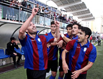 El Eldense da un paso de gigante derrotando al l&iacute;der (3-2)