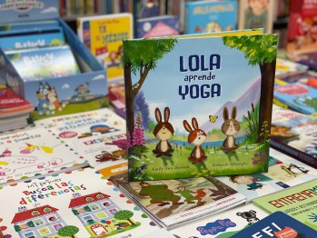 "Lola aprende yoga" de Emily Ann Davison