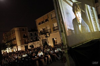 Unas 200 personas asistieron a la primera sesi&oacute;n de "Cine a la fresca"