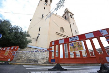 La ca&iacute;da de cascotes desde Santa Ana obliga a cortar la calle Iglesia