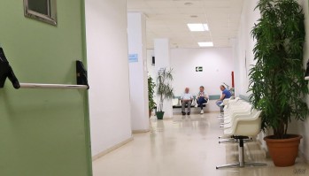 Tres contagiados por coronavirus pasan a la UCI del Hospital de Elda 