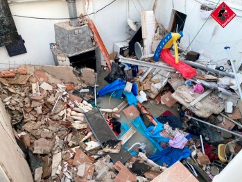 Una casa se derrumba por el sobrepeso de una piscina hinchable en su tejado