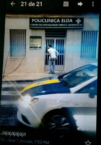 Ense&ntilde;a el trasero a dos agentes de la Polic&iacute;a Local de Elda mientras un amigo hace una fotograf&iacute;a