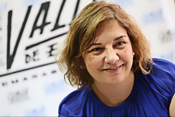 Ana Gonz&aacute;lez inaugura una exposici&oacute;n de bodegones florales en la Fundaci&oacute;n Paurides