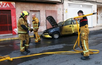 Arde un veh&iacute;culo junto a la Plaza del Zapatero de Elda