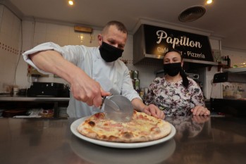 Bar-Pizzer&iacute;a Papill&oacute;n oferta  cada domingo tres deliciosas pizzas a 5,50 euros cada una