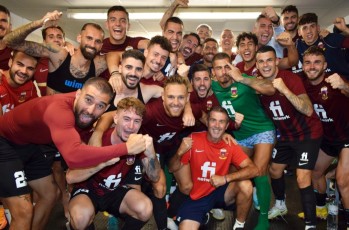 Aroma burgal&eacute;s en el vestuario del Eldense