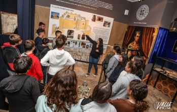 Arrancan las visitas guiadas de escolares a la exposici&oacute;n sobre el Castillo de Elda