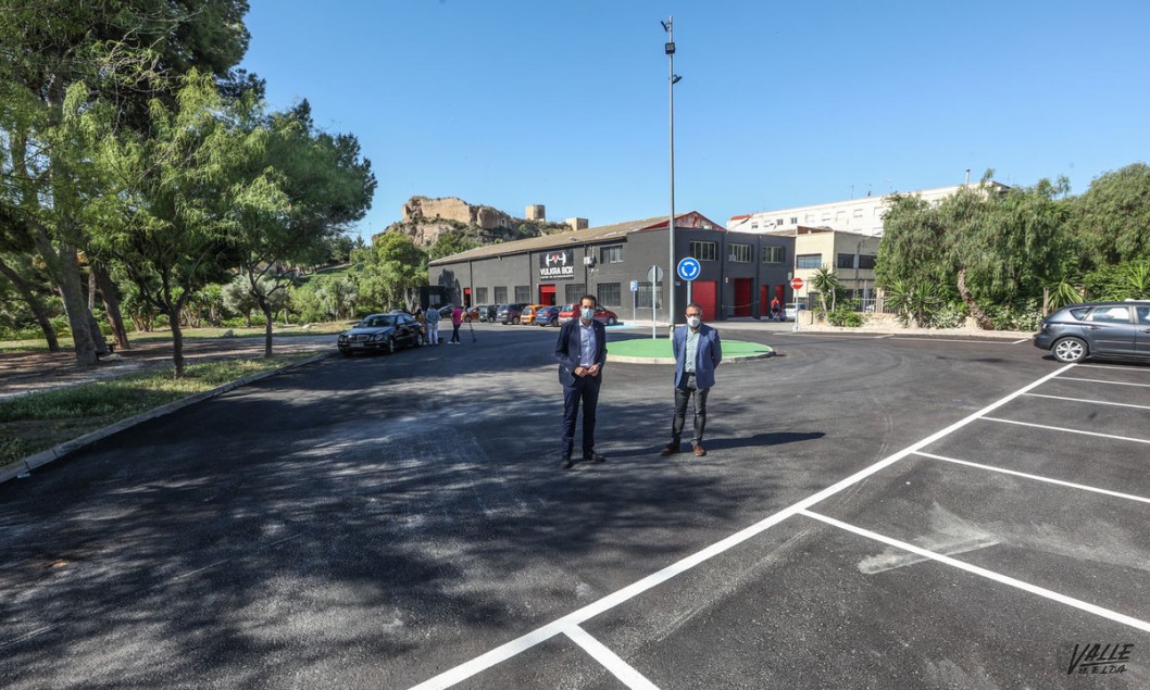 Culmina el aparcamiento público de la calle La Madera y la mejora el acceso a los Jardines del Vinalopó Culmina el aparcamiento público de la calle La Madera y la mejora el acceso a los Jardines del Vinalopó