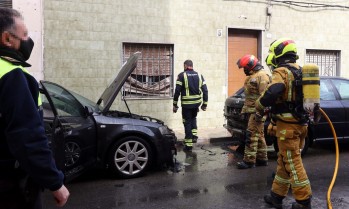 Dos veh&iacute;culos y una fachada afectados por un incendio en Elda