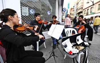 La m&uacute;sica solidaria se cuela en Elda en el "D&iacute;a de la banderita" de Cruz Roja