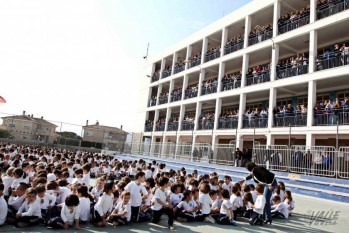 Concentraci&oacute;n en Elda ante el cierre de una l&iacute;nea de Bachillerato en el colegio Sagrada Familia