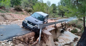 La Polic&iacute;a Local de Petrer rescata a siete personas atrapadas en un coche en un camino de Caprala