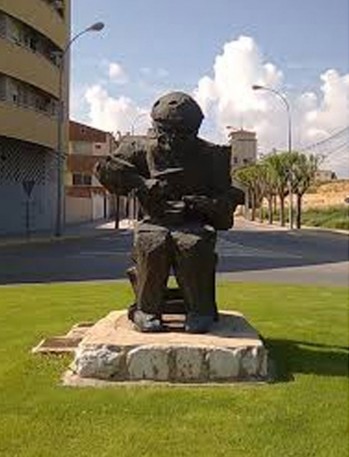 Monumento al zapatero en la ciudad de Almansa