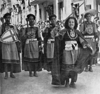  El traje oficial femenino de las comparsas