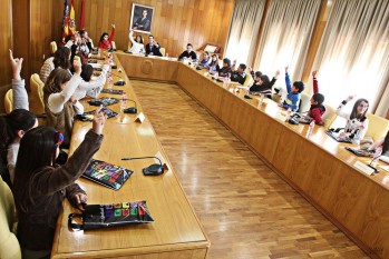 Los alumnos de 6&ordm; de primaria realizan un pleno infantil en el que solicitan m&aacute;s zonas de ocio y fuentes potables