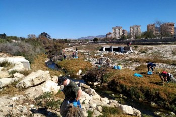 Una tonelada de basura menos en el cauce del r&iacute;o Vinalop&oacute;