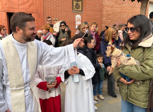 Las mascotas reciben la bendici&oacute;n de San Ant&oacute;n en Petrer
