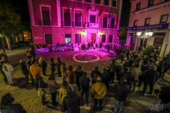 Concentraci&oacute;n del 25N en Elda: "Estamos hartas de que nos maten y de tener miedo pero somos imparables"