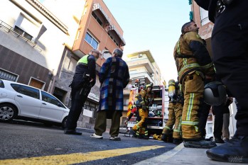 Un polic&iacute;a de paisano salva a tres personas de un incendio de su edificio en la calle Juan Carlos I