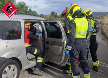 Choque entre dos veh&iacute;culos que deja a una mujer herida en Petrer