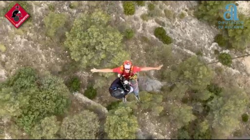Rescatan a dos hombres en Caprala de Petrer en helic&oacute;ptero por golpe de calor