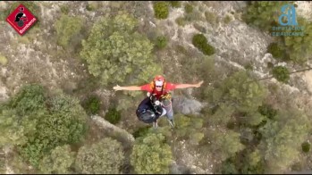 Rescatan a dos hombres en Caprala de Petrer en helic&oacute;ptero por golpe de calor