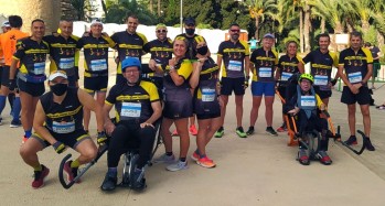 Zancadas sobre Ruedas con dos sillas Joelette y una atleta con discapacidad visual en la media marat&oacute;n de Elche
